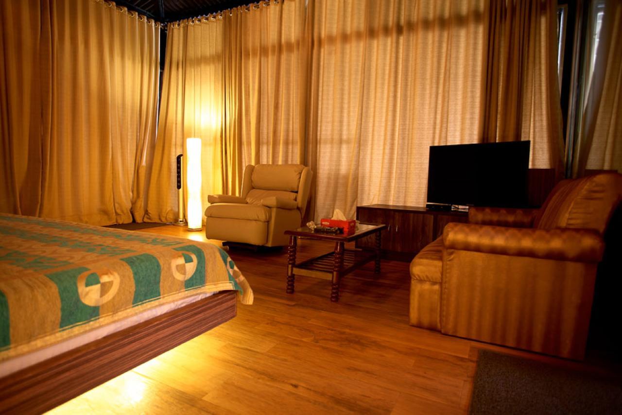 Kino Lakeside Chalet Hotel โลนาวาลา ภายนอก รูปภาพ